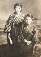 Nakachi (right) in 1916, when she graduated from elementary school.