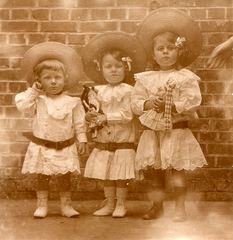 Gabrielle in 1907 (middle).