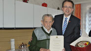 Franz Wielander on his 104th birthday with the mayor Matthias Stadler.