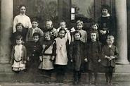 Agnes Lowe (third from right) in school photo in Collinsville, Connecticut in 1913 or 1914