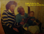 Welford (aged 109, centre) with her great-great-granddaughter Delphia Boykin (left) in 1984