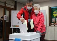 Moon Dae-jeon in April 2020, aged 110, voting with her son Jeong Won-bok.