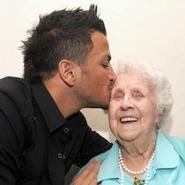 Ivy Bean2.jpg (23 KB) Ivy Bean (aged 104) with Peter Andre in September 2009