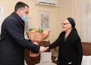 Mileva Tomović (aged 105) and then mayor of Podgorica Ivan Vuković in December 2021.