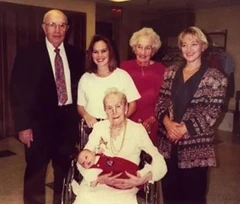Kathryn Sullivan (aged 92), with her mother Sarah Knauss (aged 115), son Robert Butz (aged 70), granddaughter Kathy Jacoby (aged 46), great-granddaughter Kristina Patton (aged 24) and great-great-grandson Bradley (aged 0).