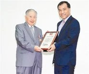 Moon Fun Chin (aged 101) with Yeh Kuang-shih, the Minister of the Ministry of Transportation and Communications Taiwan on 4 June 2014