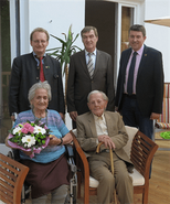 Alois Mayrhofer on his 102nd birthday (2015) with his wife Magdalena (aged 95), the district captain Ernst Anzeletti, the mayor Josef Freiler and the deputy mayor Karl Kager.