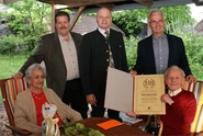 Alois Mayrhofer100a.png (53 KB) Alois Mayrhofer on his 100th birthday (2013) with his wife Magdalena, the city councilor Ernst Bauer, the mayor Franz Pichler-Holzer and Gottfried Reisner.