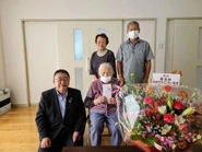 Ichi Kubota 29Sept2021.jpg (14 KB) Kubota (aged 108, seated) on 29 September 2021