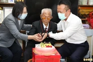 Huang Decheng 106.jpg (111 KB) Huang Decheng in October 2020, aged 106 (almost 107), with Tsai Ing-wen
