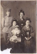 Photos with family and relatives. From left: Hideo Tanaka, Kane Tanaka, Nobuo Tanaka, Tsuruko Kunimasa, Toyoko Nakamura in 1926, aged 23