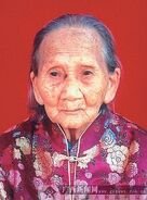 Yu Erjie as an older woman.