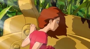 Arrietty schaut nach vorne.