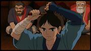 Ashitaka schneidet sich den Zopf ab. Anders als erwartet, schämen sich die Dorfältesten sich dafür.