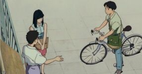 Yutaka stellt Rikako und Taku miteinander am Schultor vor.