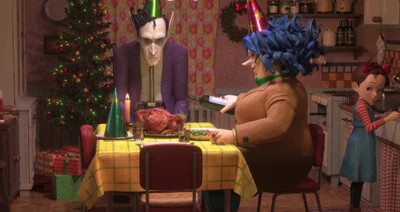 Sie feiern gemeinsam Weihnachten. Sie sind nun eine richtige Familie geworden.