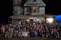 Cast and crew take a group photo at Farmhouse studio set (Credit: Jason Reitman)