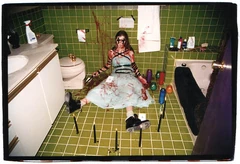 Life in Baley Downs bathroom death.jpg (52 KB) One of Ginger's suicide photos offers a good view of the bathroom