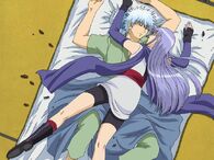 Sarutobi sleeping on top of Gintoki in Episode 22