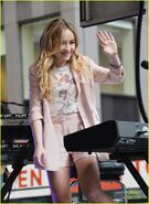 Sabrina-carpenter-fox-friends-ahead-gmw-02