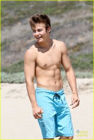 Austin-north-peyton-meyer-spencer-boldman-beach-shirtless-05