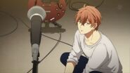 Mafuyu crouching next to the mic