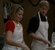 Sam und Quinn helfen Bedürftigen.