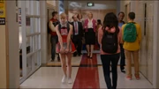 Sue zeigt in ihrem neuen Look dem Schulvorstand die McKinley