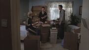 Sue sortiert mit Finn und Kurt Jeans Sachen aus