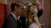 Bram Wedding kiss