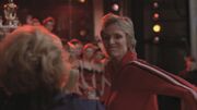 Sie schlägt die Frau des Gouvernanten nieder