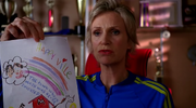 Sue-alza-un-disegno-di-brittany.png