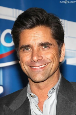 1370952-john-stamos-celebrating-the-lighter-950x0-1