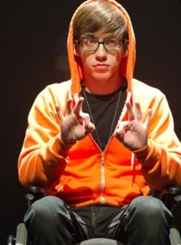 Artie in seinem Justin Bieber Outfit