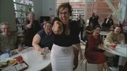 Brenda und die anderen lachen Sue aus