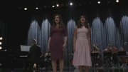 Shelby und Rachel singen "Somewhere" im Auditorium.