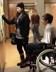 Tina trägt Artie ein