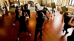 Tumblr n45gauHq9y1renejro7 250.gif