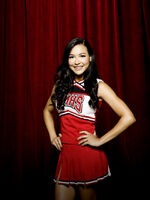 Santana Lopez ehem. Co-Captain und Captain. Mitglied vor Ouvertüre bis Der Sue Sylvester Shuffle, vor Das Purple-Piano Project bis Zukunft voraus