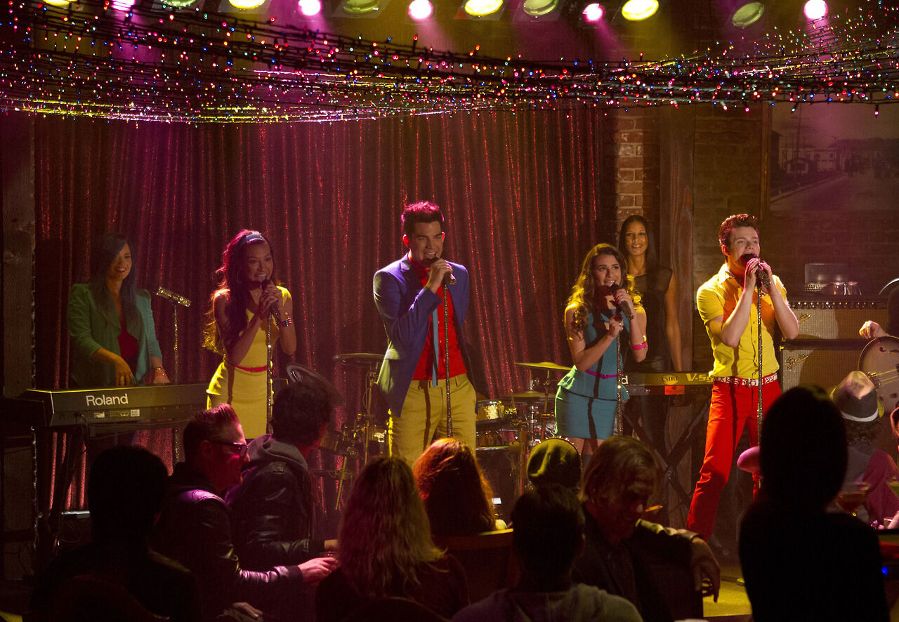 The 'Glee' season finale: Pomp, circumstance, sobbing, singing