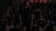 Finn applaudiert den Warblers