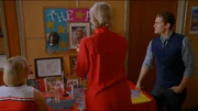 Sue errichtet mit Becky den Stand 