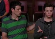 Finn versucht Kurt zu trösten