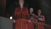 Sue sieht sich Don't Stop Believin' an
