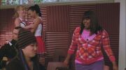 Santana und Brittany umarmen sich