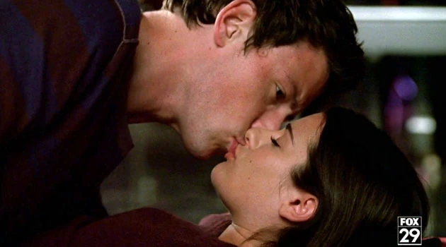 Rachel kiss. Кори Монтейт поцелуй. Финн и Рейчел поцелуй. Сериал Glee Рейчел и Финн прощальная. Рейчел и Финн целуются.