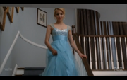 Quinn mit ihrem Abschlussballkleid