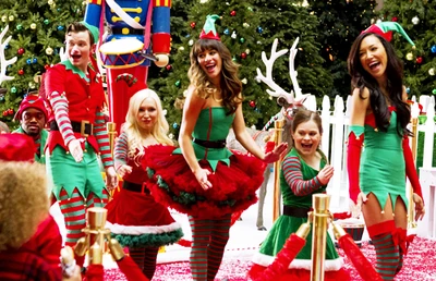 kurt,rachel and santana dressing like elfo's in 5x08