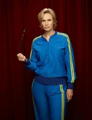 Sue Sylvester: Ex-Coach. E' stata assunta prima di Voci fuori dal coro, sospesa in Le provinciali e reintegrata in Hell-O Licenziata il Originale