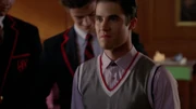 Sebastian zieht Blaine den Blazer an